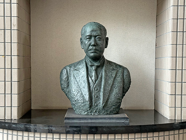 橋本策博士の胸像