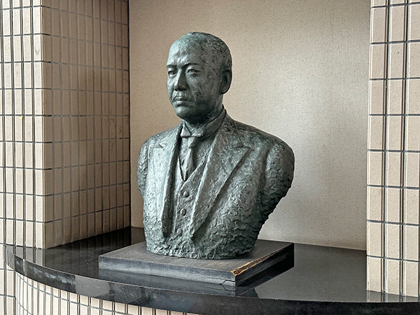 橋本策博士の胸像